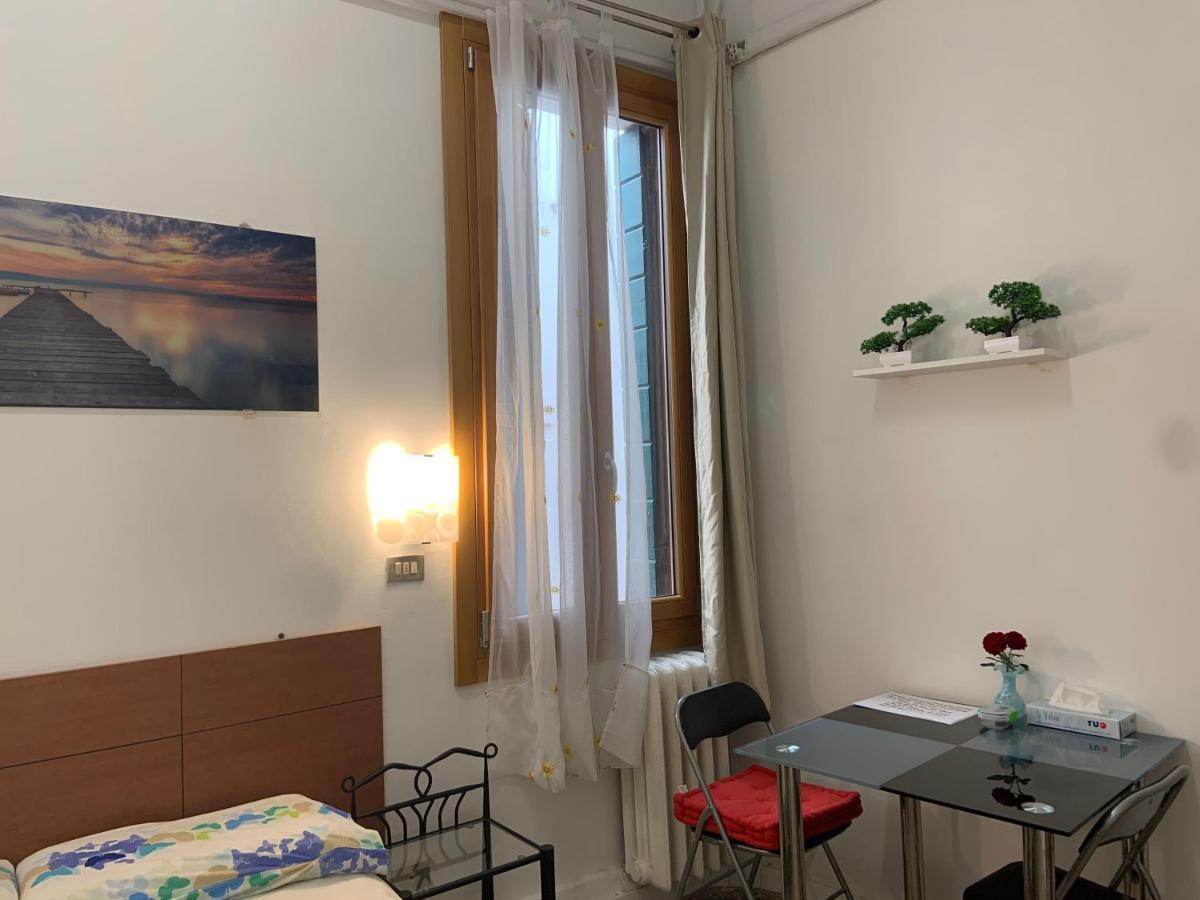 Camera Matrimoniale con Bagno in Comune