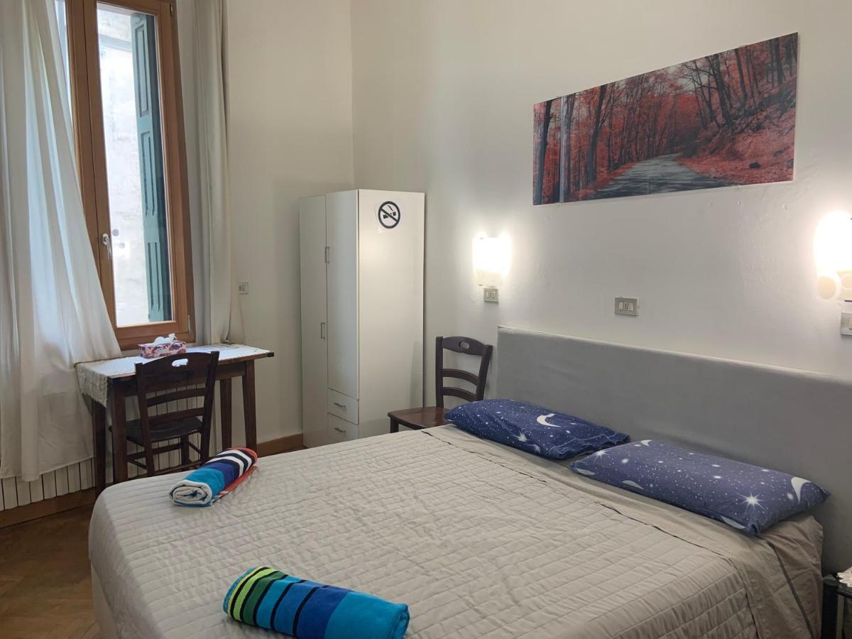 Camera Matrimoniale con Bagno in Comune